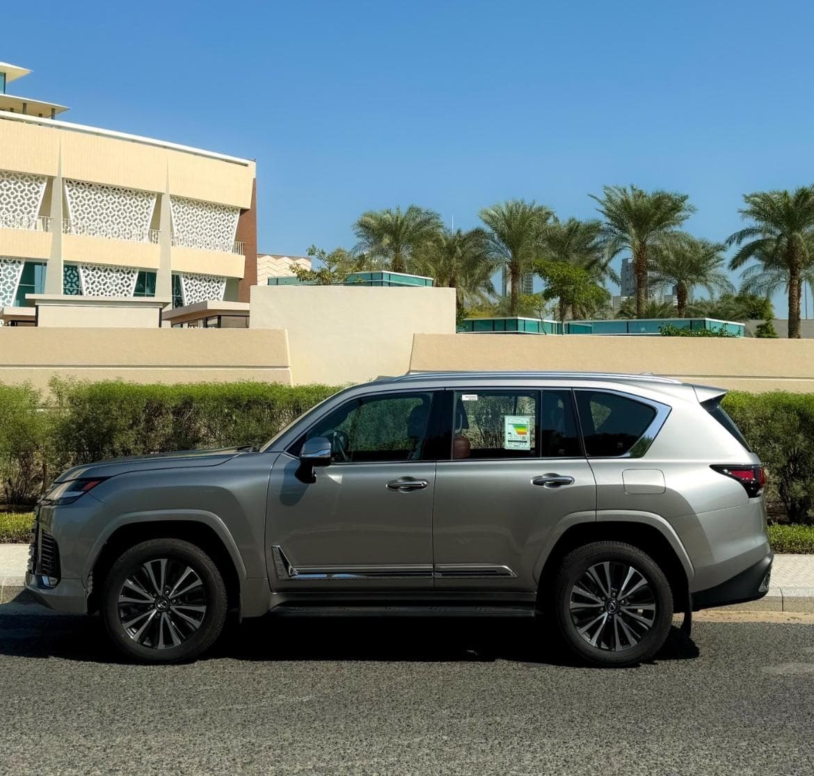 Lexus LX600 مع سائق