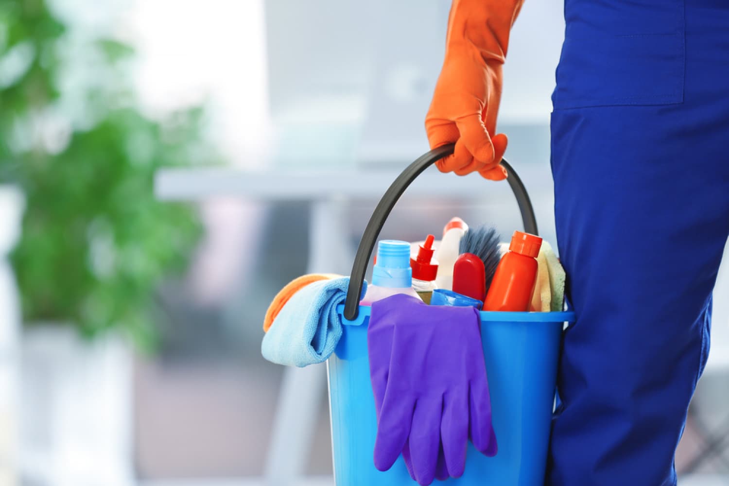 تنظيف منزلي عميق مع المعدات اللازمة